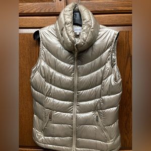 Women’s puffy and packable outer vest